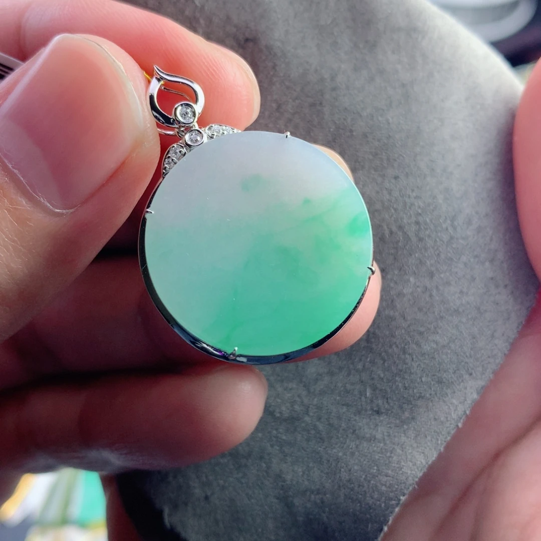 翡翠未镶嵌颈饰无事牌