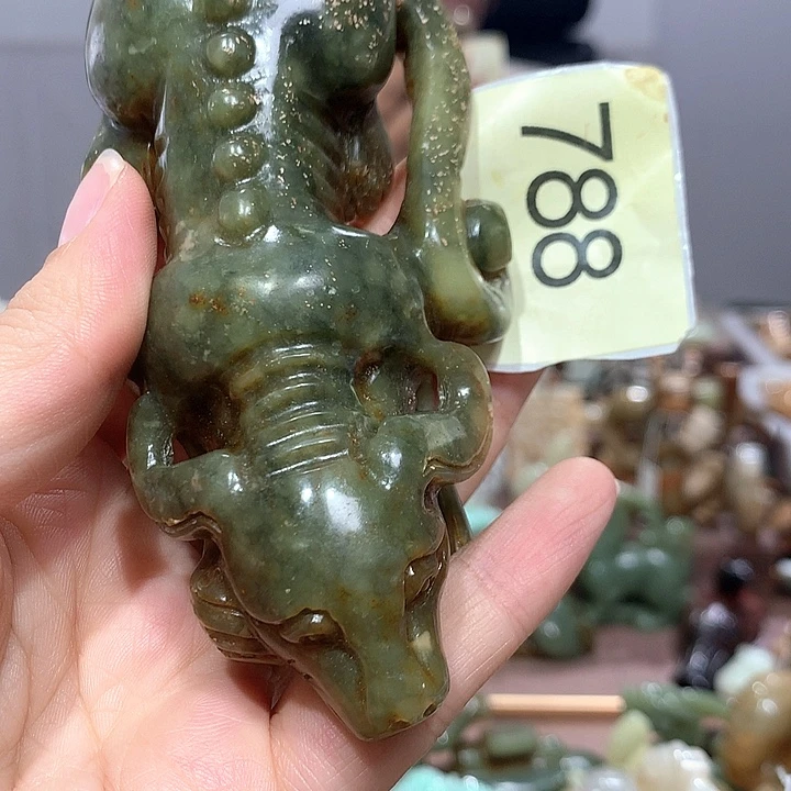 孟***清颈饰未镶嵌和田玉