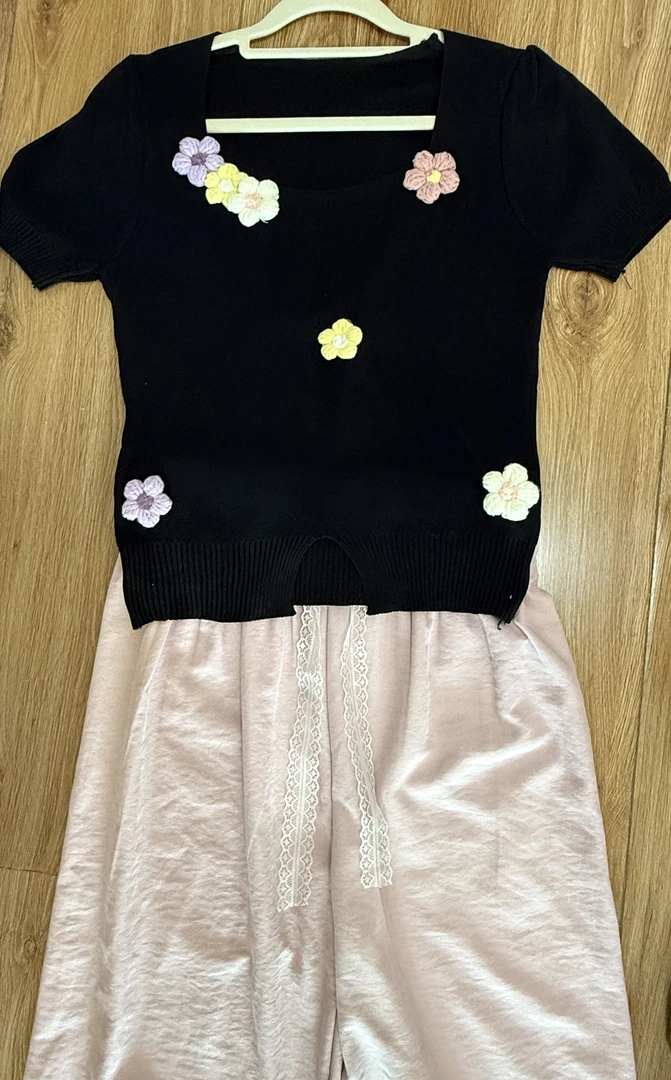 黑色小花朵针织上衣加蕾丝腰带长裤