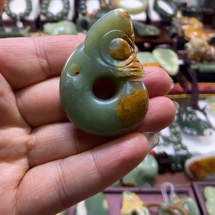 未镶嵌岫岩河磨玉（透闪石质玉）把件