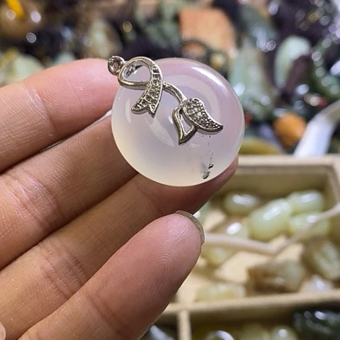 岫玉未镶嵌挂件一个