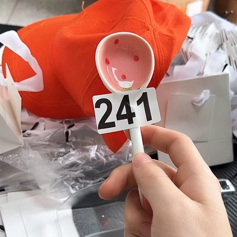 摆件……………………………………………………………………