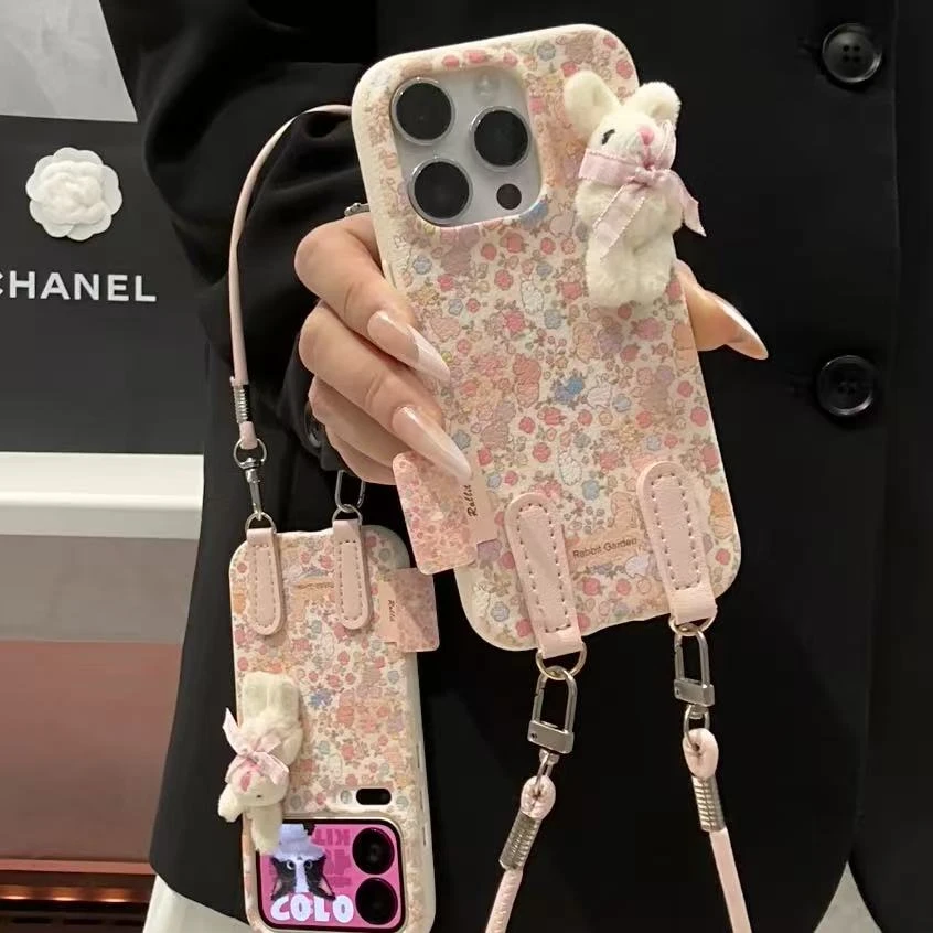 GGBond碎花毛绒兔挂绳适用苹果17皮纹16手机壳华为vivo小米15oppo