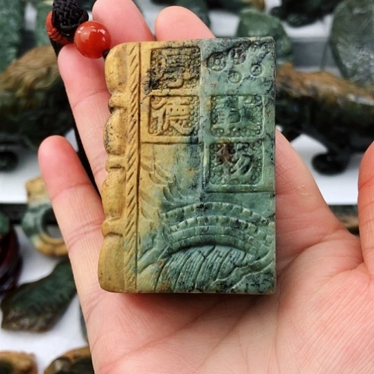 未镶嵌岫岩河磨玉（透闪石质玉）把件