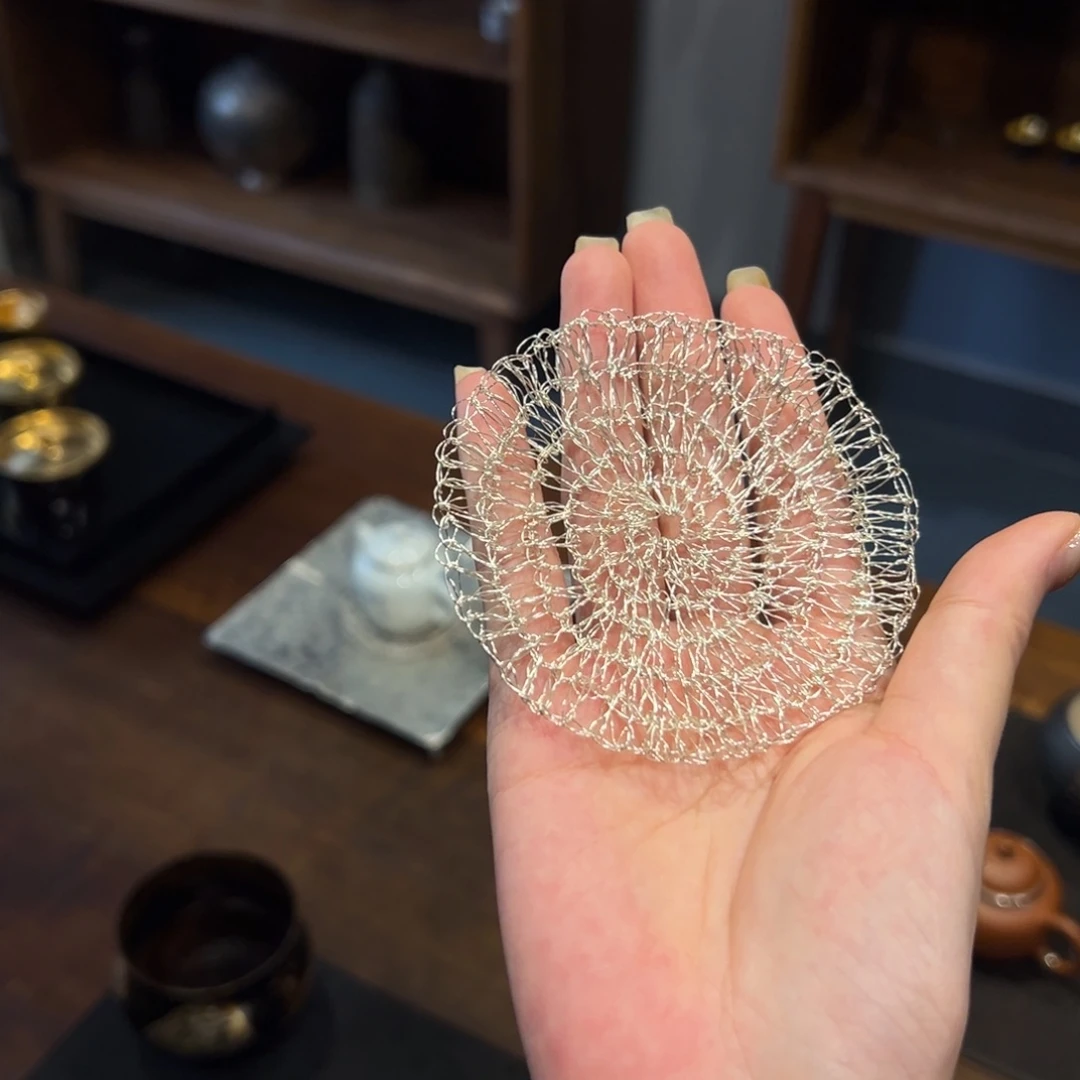 瓷片陶瓷。        陶瓷。