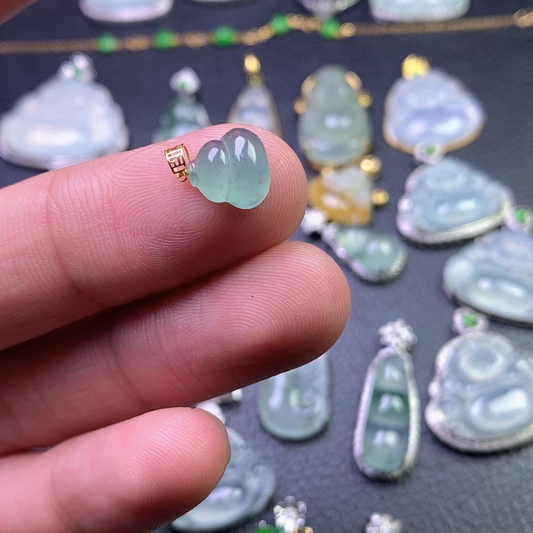 颈饰18K金镶嵌翡翠