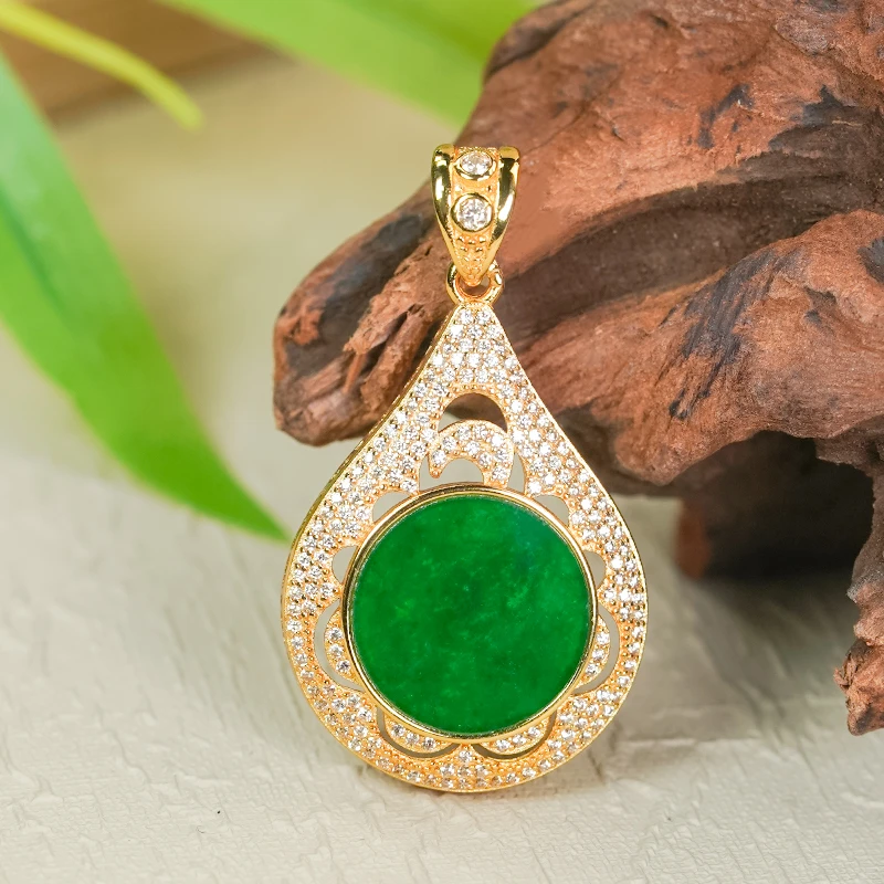 天然翡翠A货银镶嵌精致镂空豪镶辣绿水滴圆牌吊坠s88