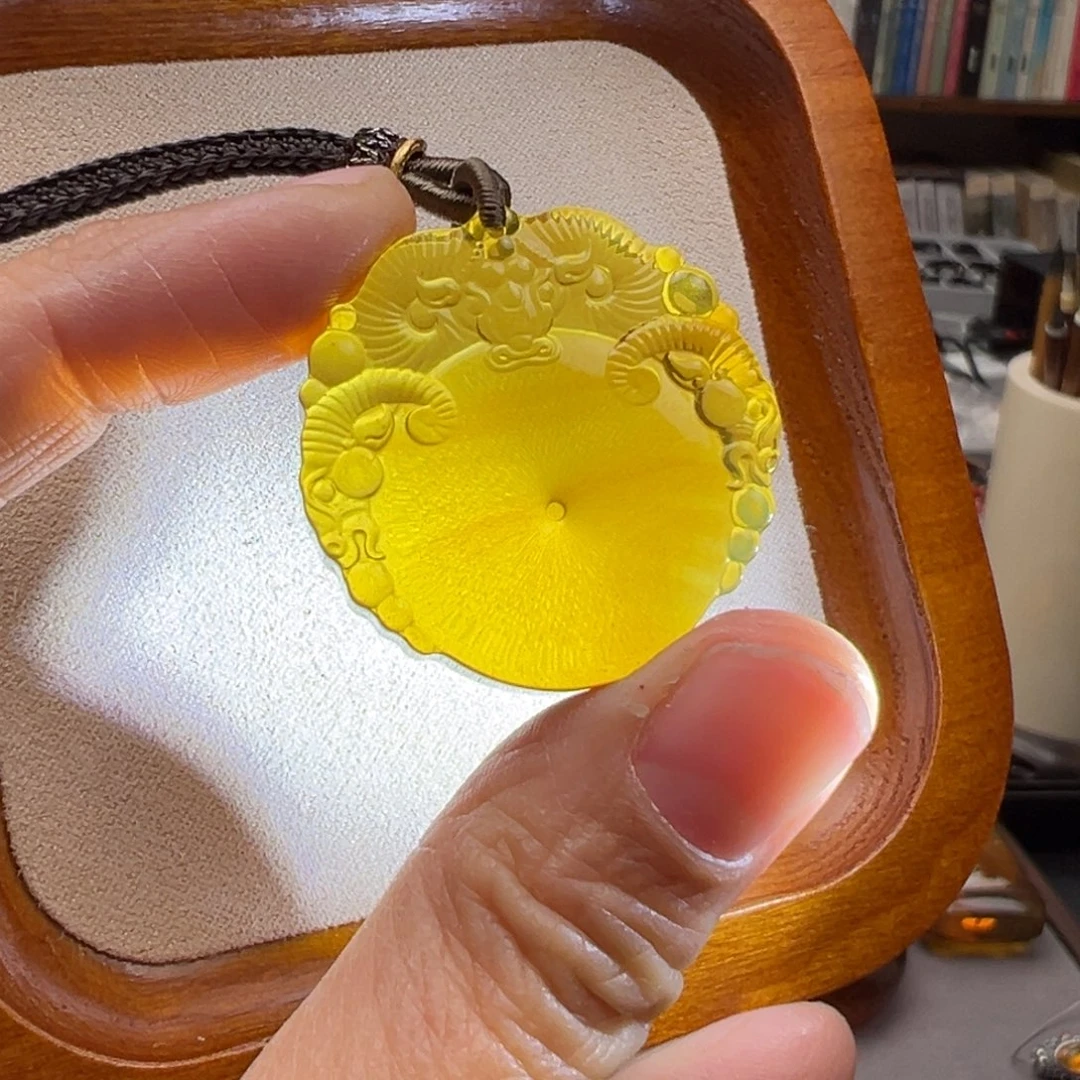 琥珀颈饰未镶嵌三阳开泰
