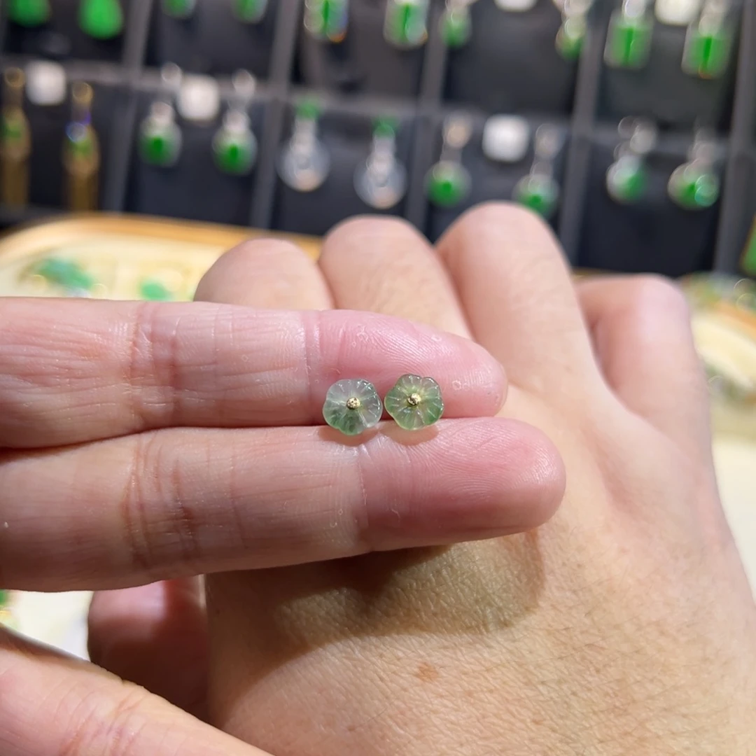 颈饰18K金镶嵌翡翠耳钉