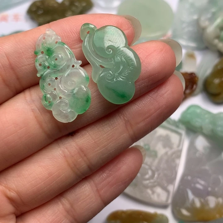 堂***姐翡翠未镶嵌颈饰翡翠