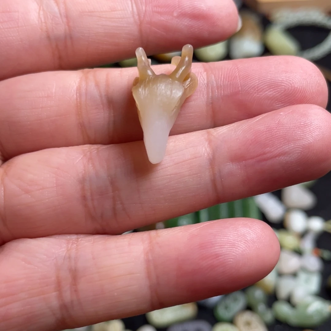 五***柳和田玉未镶嵌颈饰