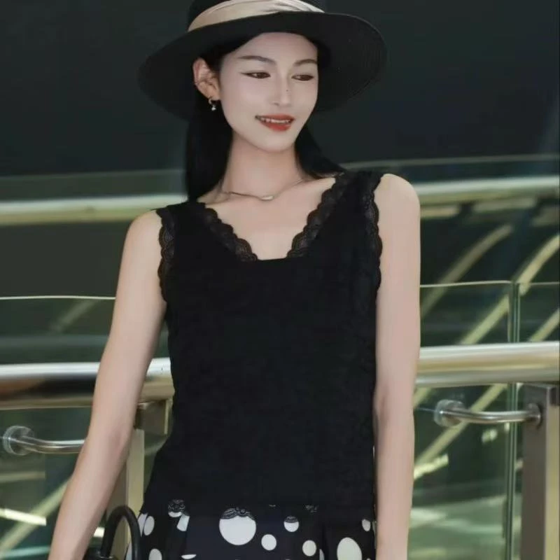 GIRDEAR/哥弟 1300938 气质显瘦百搭V领性感质感蕾丝套头薄款背心