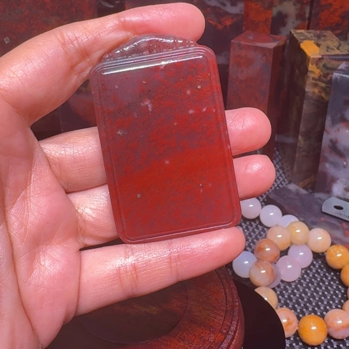 砖雕丸**肉桂林鸡血玉工艺品