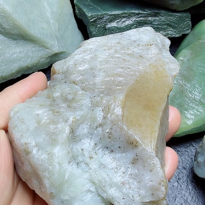 和田玉（糖玉）未镶嵌珠宝奇石
