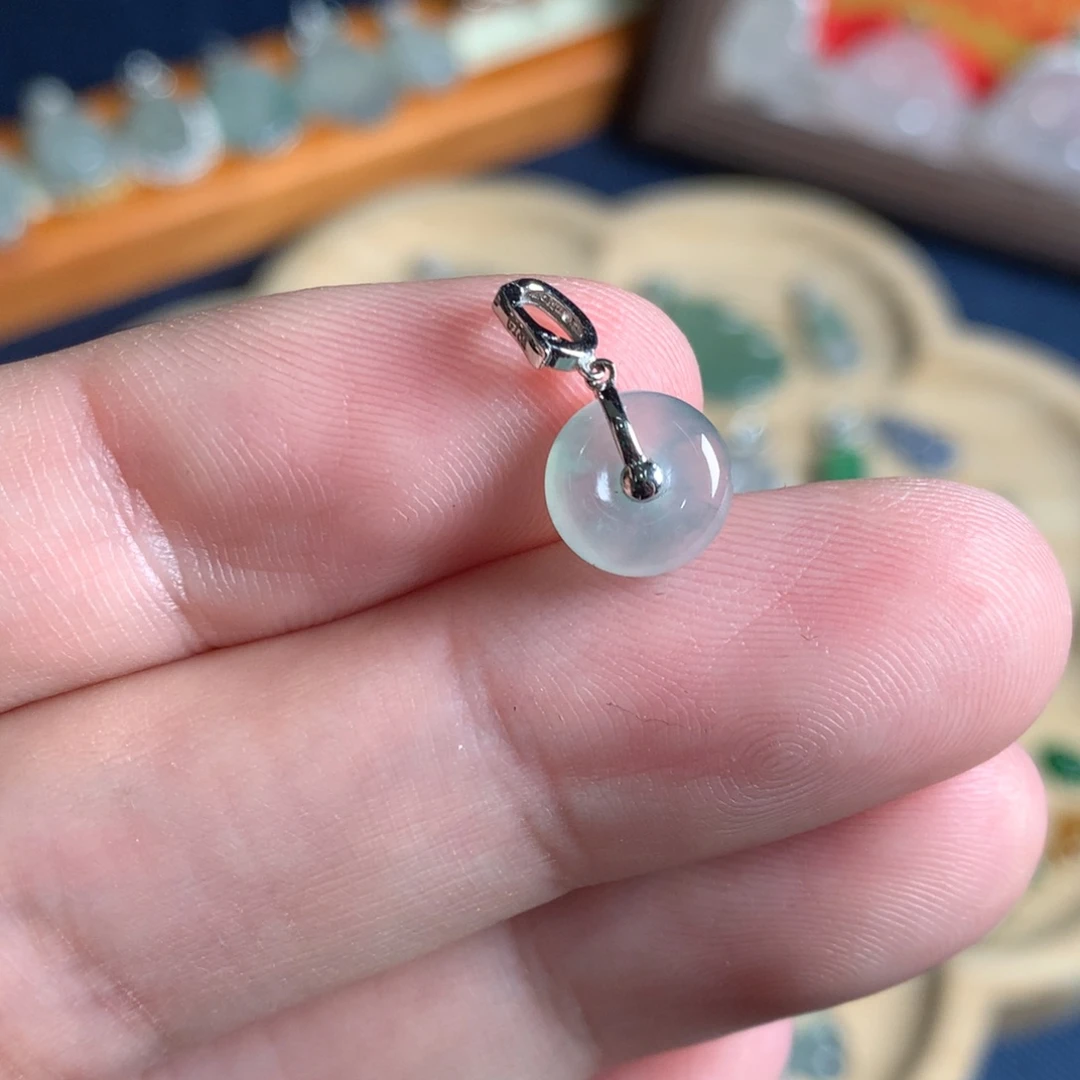 翡翠18K金镶嵌颈饰平安扣