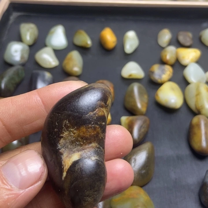 开***乐和田玉（糖玉）未镶嵌珠宝奇石
