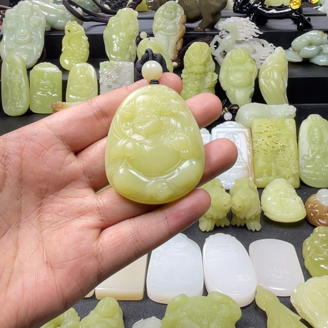 朝***辉和田玉未镶嵌颈饰