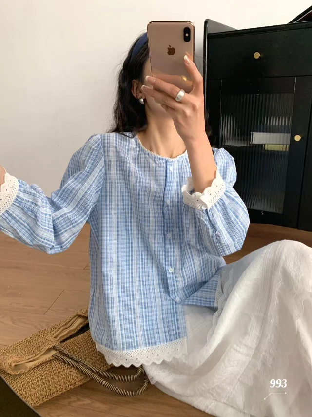 2025年文艺复古宽松格子衬衫女春款蕾丝拼接设计感学院风减龄上衣