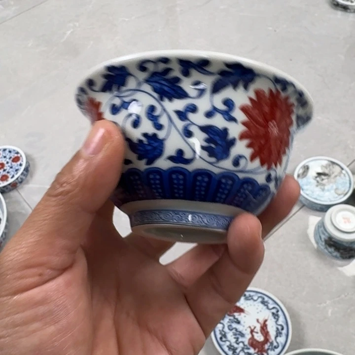 摆件釉里红缠枝莲大压手