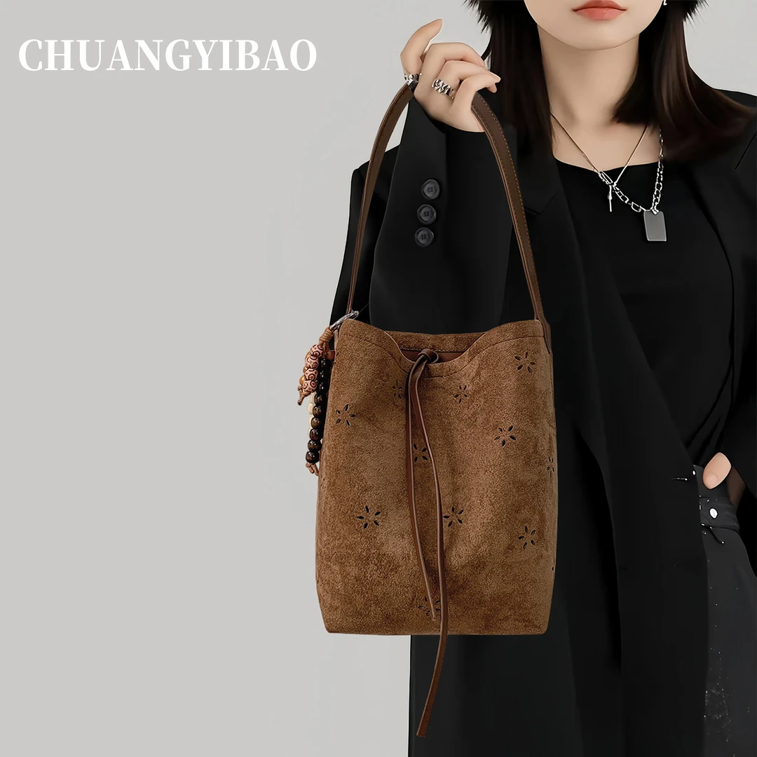 大容量镂空花纹包包女式2025新款复古麂皮水桶子母包高级感通勤包