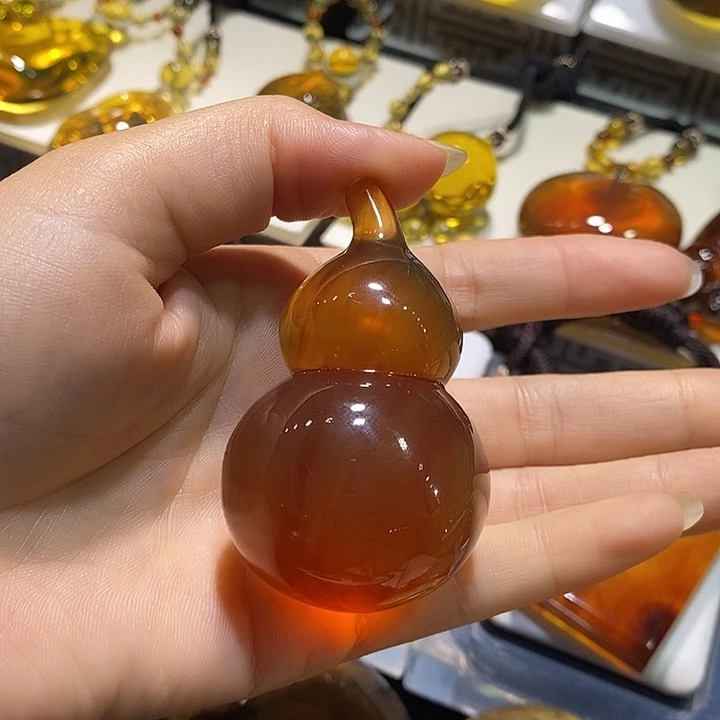 腾***帆未镶嵌颈饰琥珀葫芦