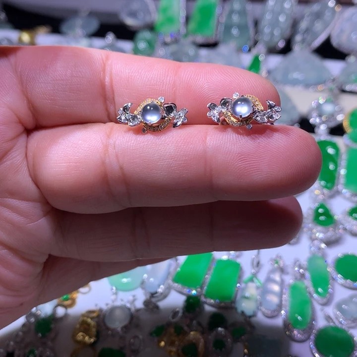 18K金镶嵌翡翠耳饰