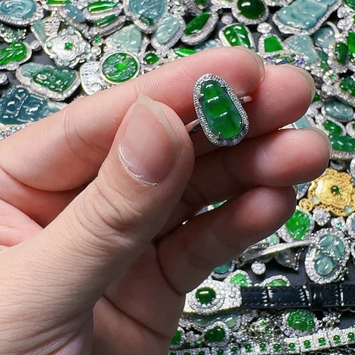 翡翠颈饰未镶嵌天然A货翡翠放漏