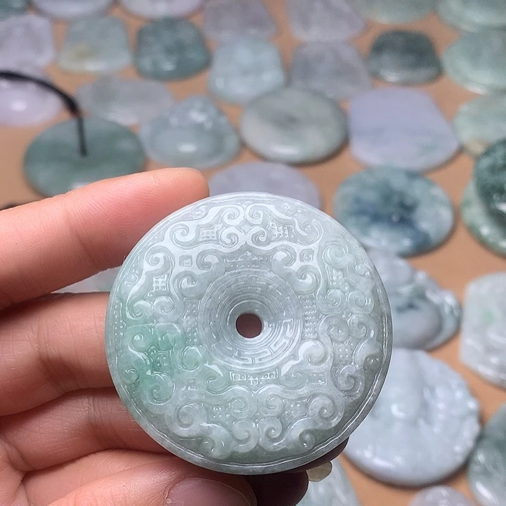 翡翠未镶嵌颈饰雕花扣