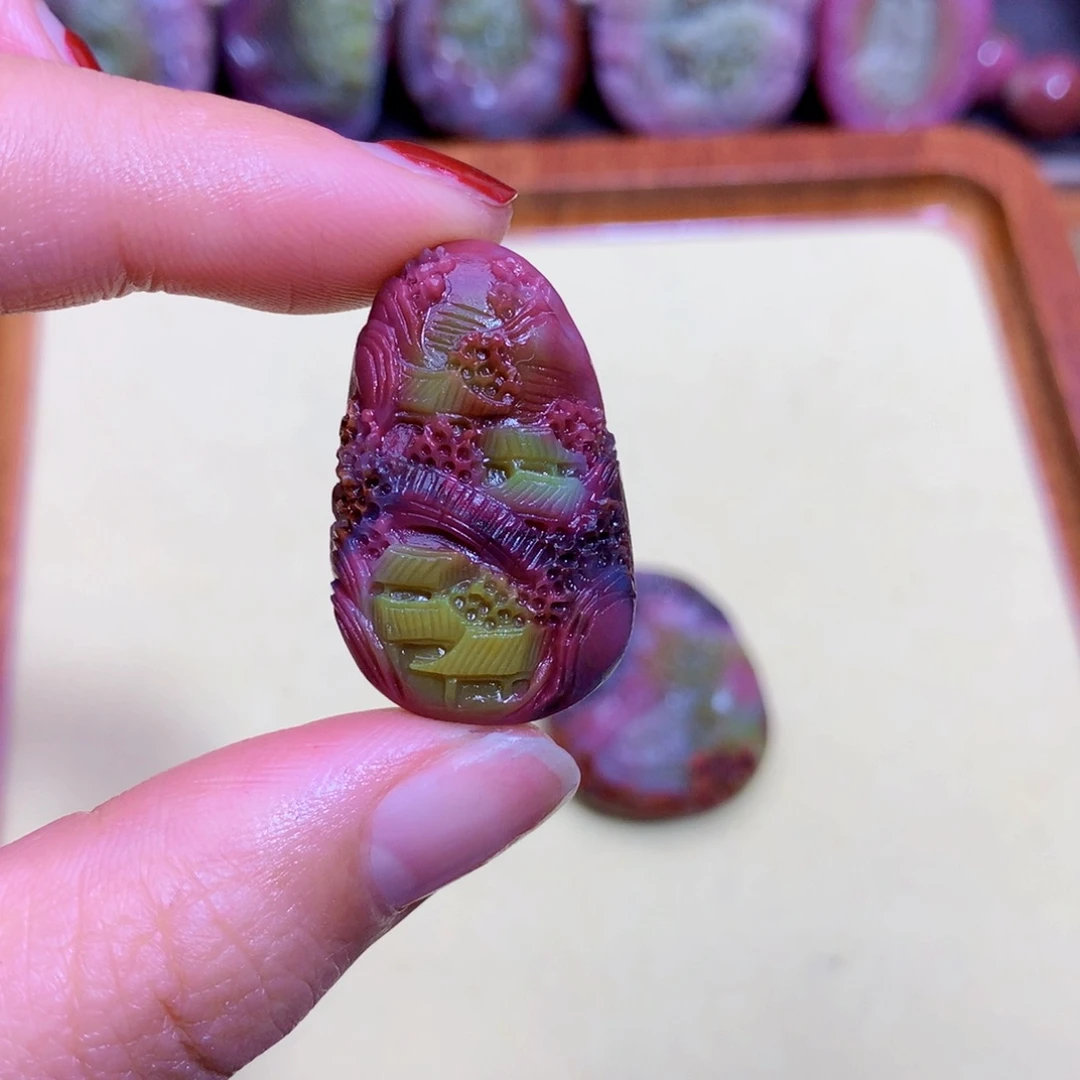哇***姐玛瑙未镶嵌挂件盐源定制