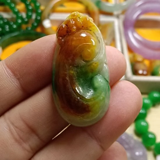 翡翠颈饰未镶嵌翡翠