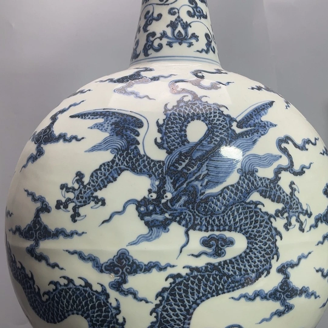 瓷青花龙纹抱月瓶一个