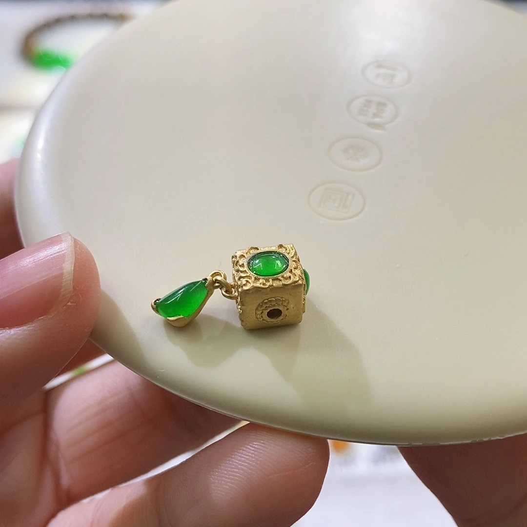 翡翠挂件未镶嵌潘多拉