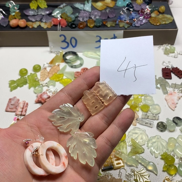 蛇纹石玉合金耳钉芝**花