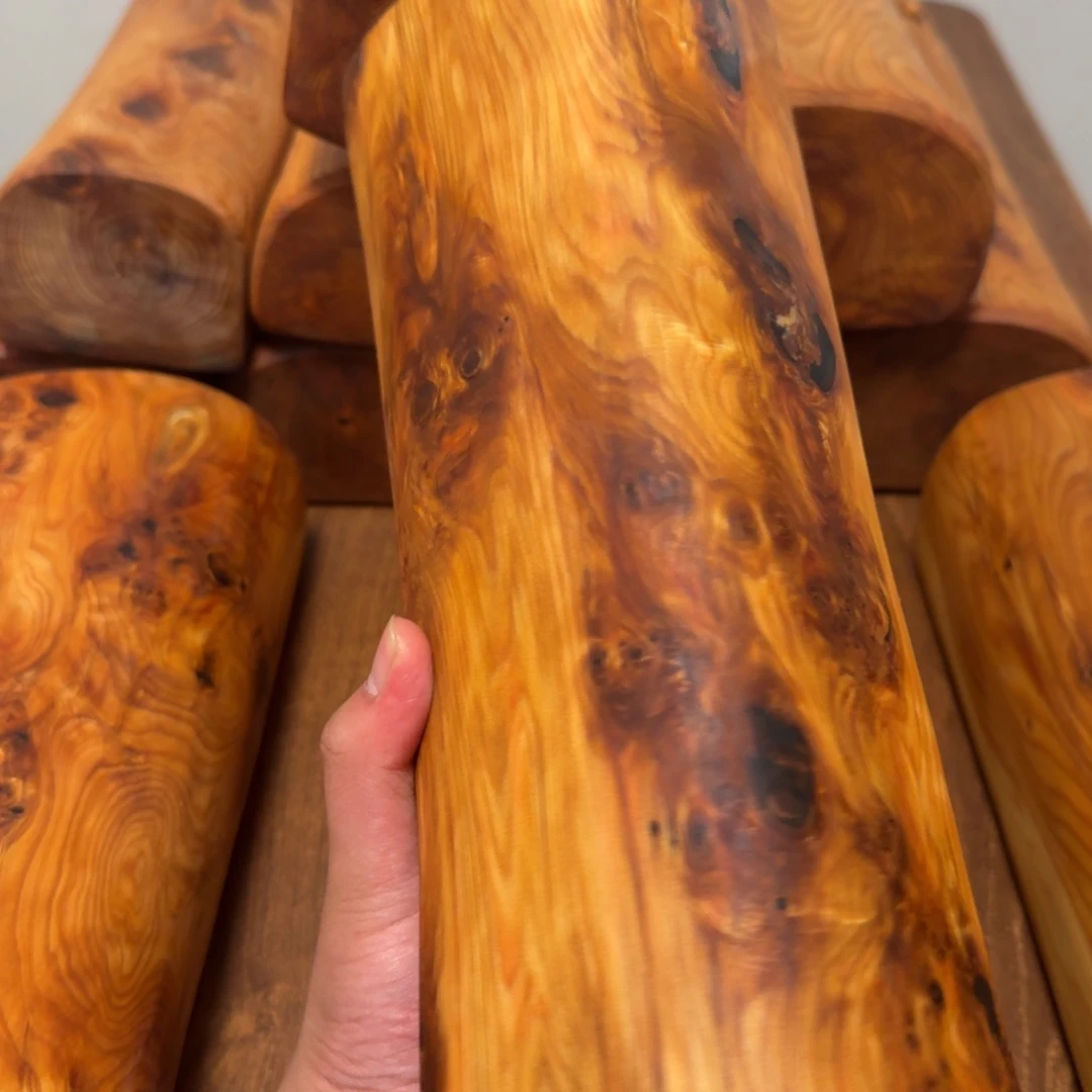 甘***生鹅绒实木竹炭崖柏黑油颈椎枕。典藏级