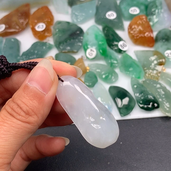翡翠未镶嵌颈饰随型