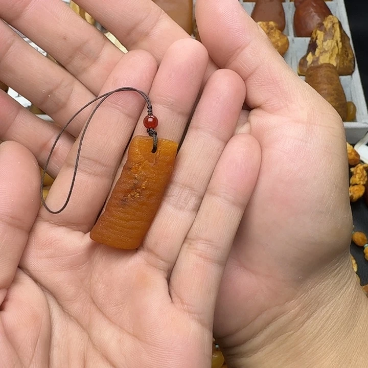 琥珀未镶嵌裸石天然蜜蜡手机吊坠
