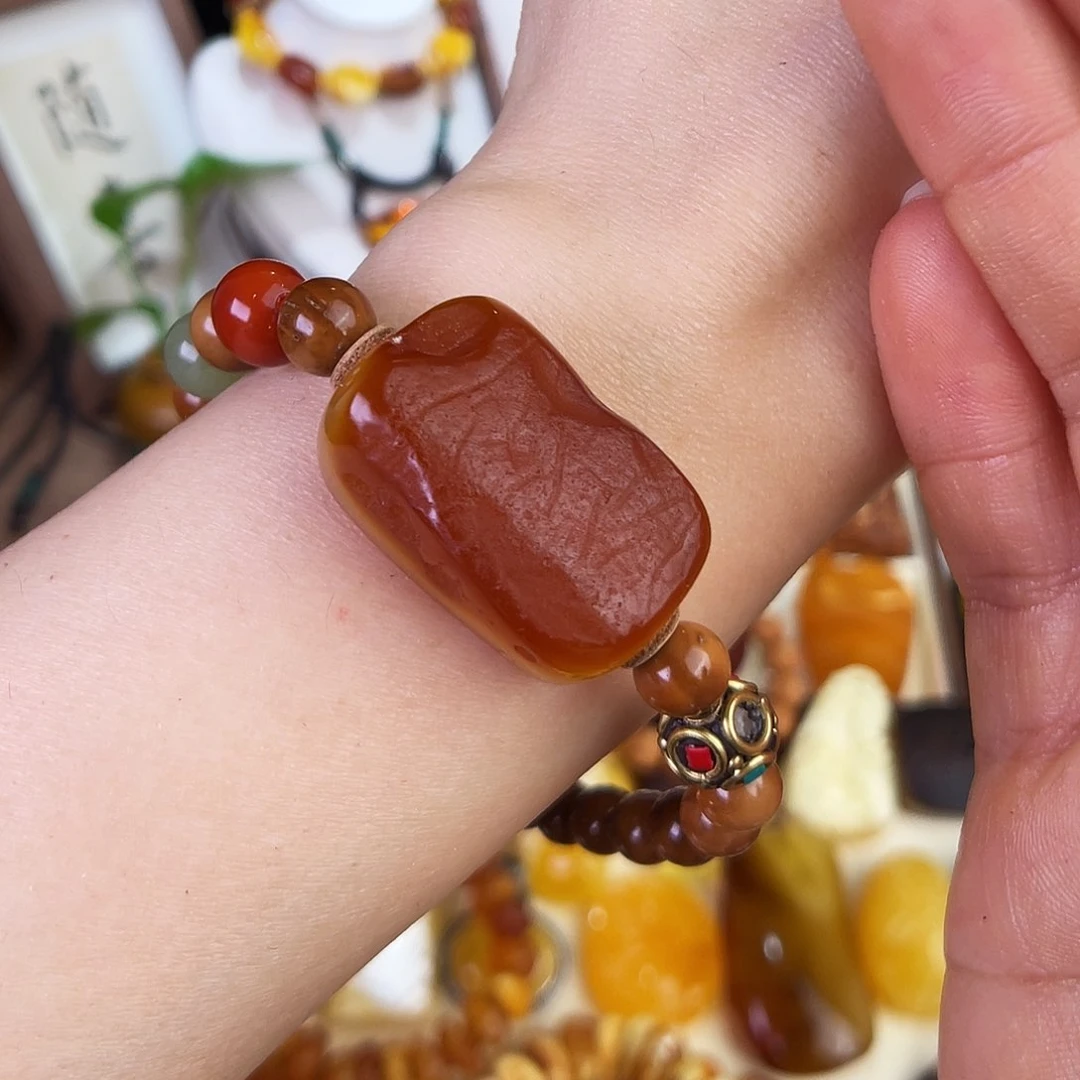 琥珀珠宝奇石未镶嵌。