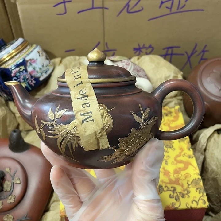 紫砂茶壶原矿泥料，手工制作的一把紫砂壶