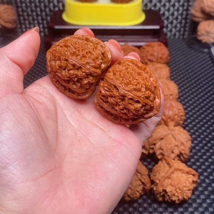 文玩核桃吊坠三角白
