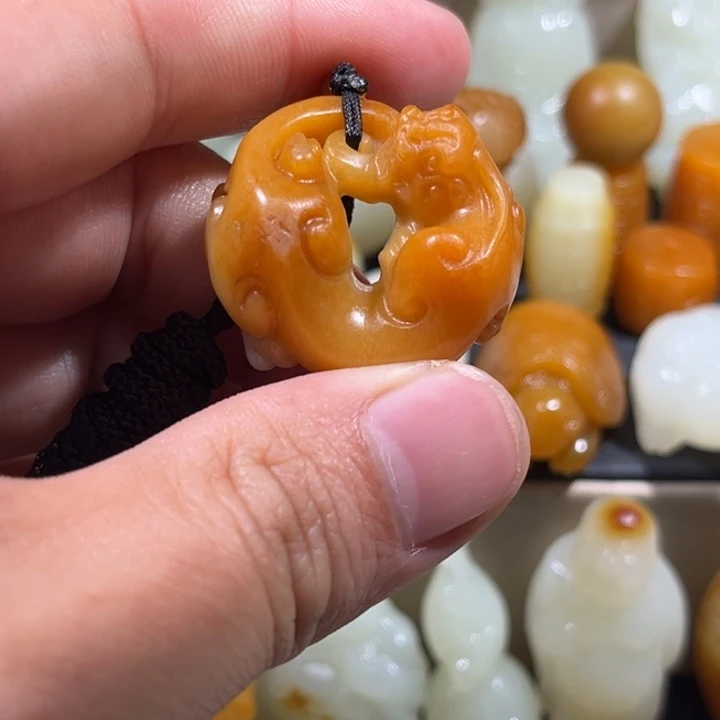 少***家和田玉未镶嵌颈饰