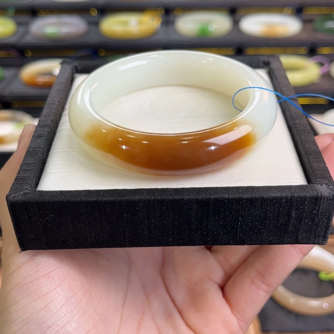 和田玉未镶嵌手镯油沁红糖