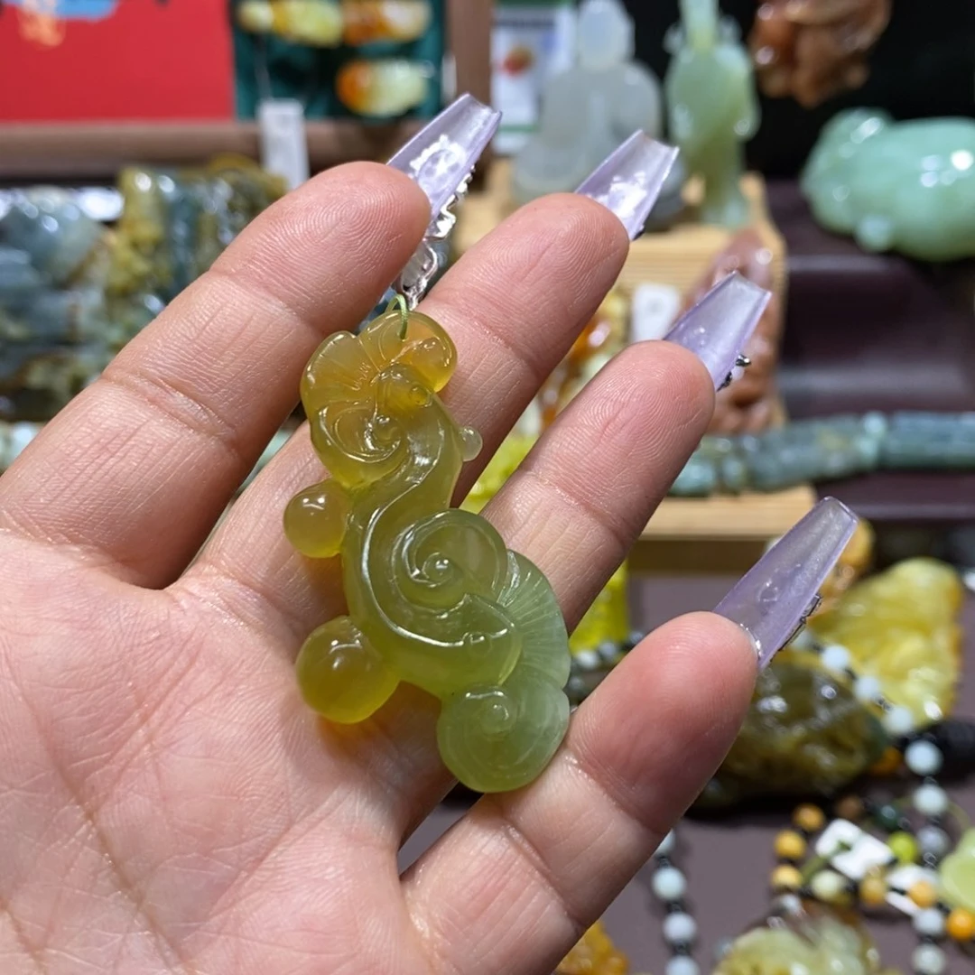 蛇纹石玉颈饰未镶嵌衣***装