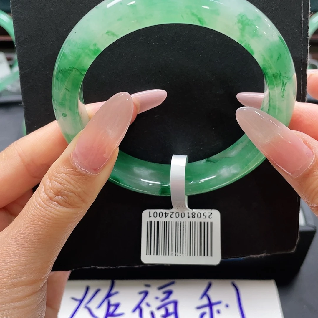 何***嫂未镶嵌手镯石英质玉（非洲翠）