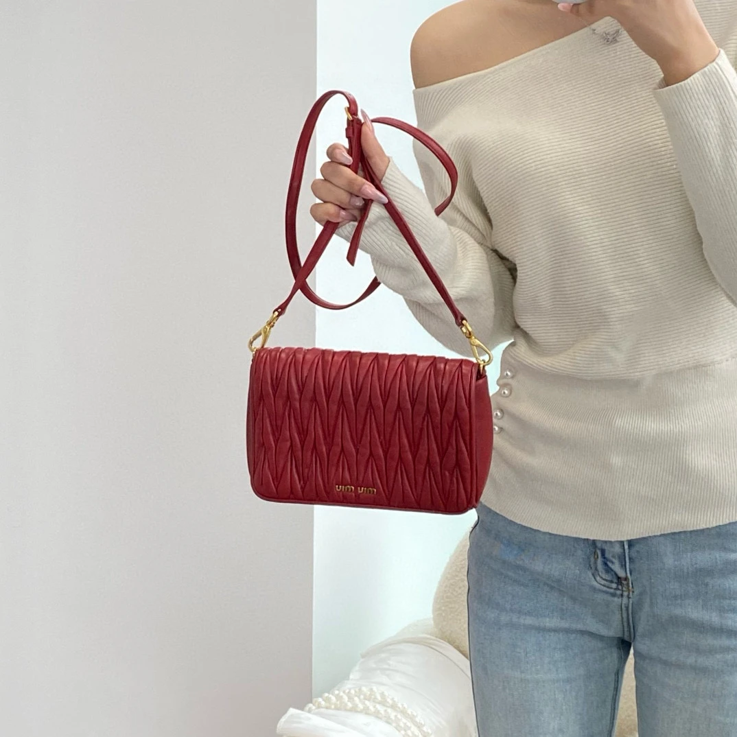 95新 MIU MIU/缪缪 miumiu复古红褶皱翻盖斜挎包