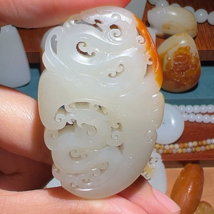 豹***子和田玉未镶嵌颈饰