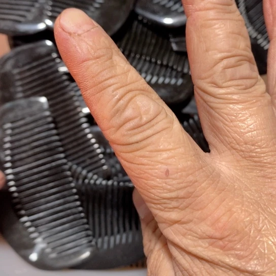 花梨木类黑色牛角梳