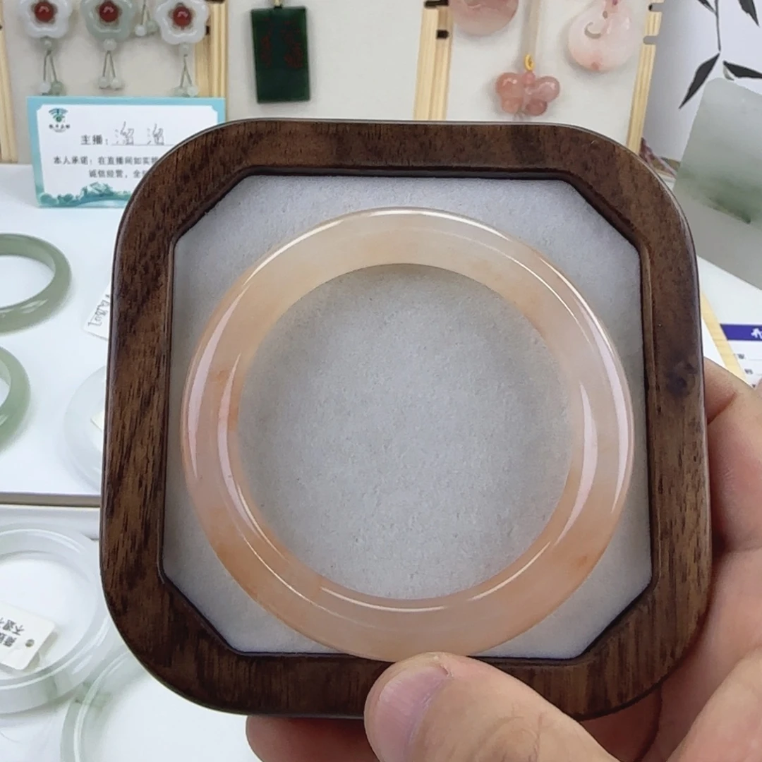 圈***圈石英质玉未镶嵌手镯