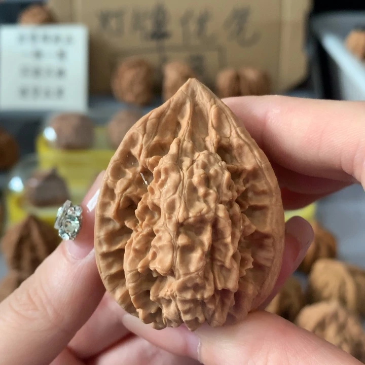 ****周吊坠文玩核桃异形单只，有瑕疵