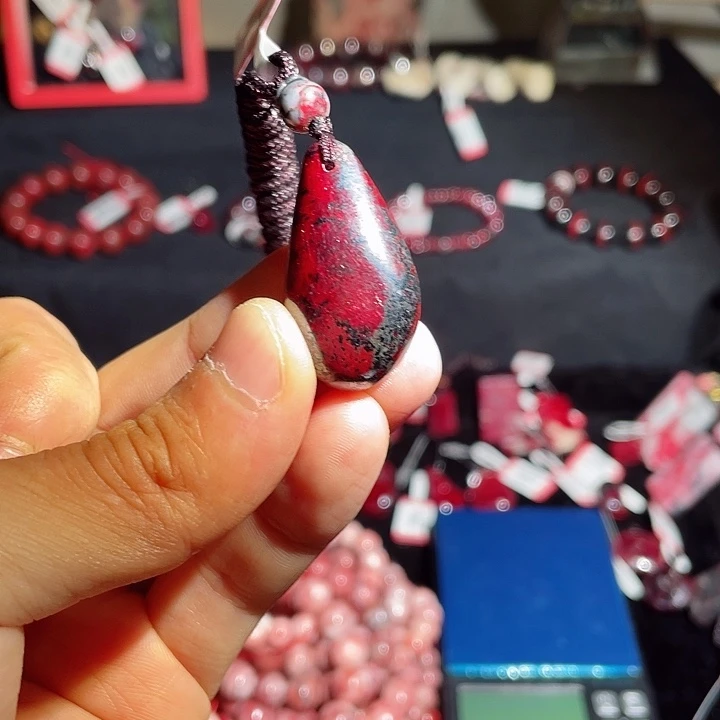 天然辰砂原矿水滴吊坠