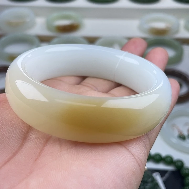 和田玉未镶嵌手镯